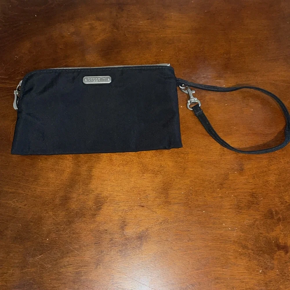 Baggallini RFID Black Around Town Go Bag Wristlet